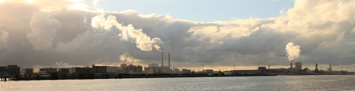 Dreigend wolkenluchten boven het IJ in Amsterdam