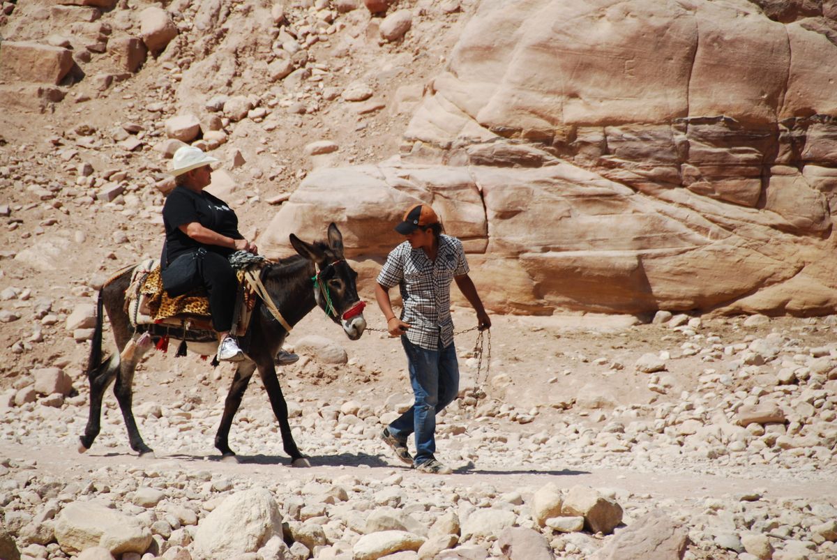 Toerist in Petra, Jordanie.