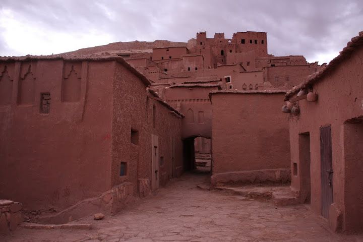 Calles desiertas en el desierto.