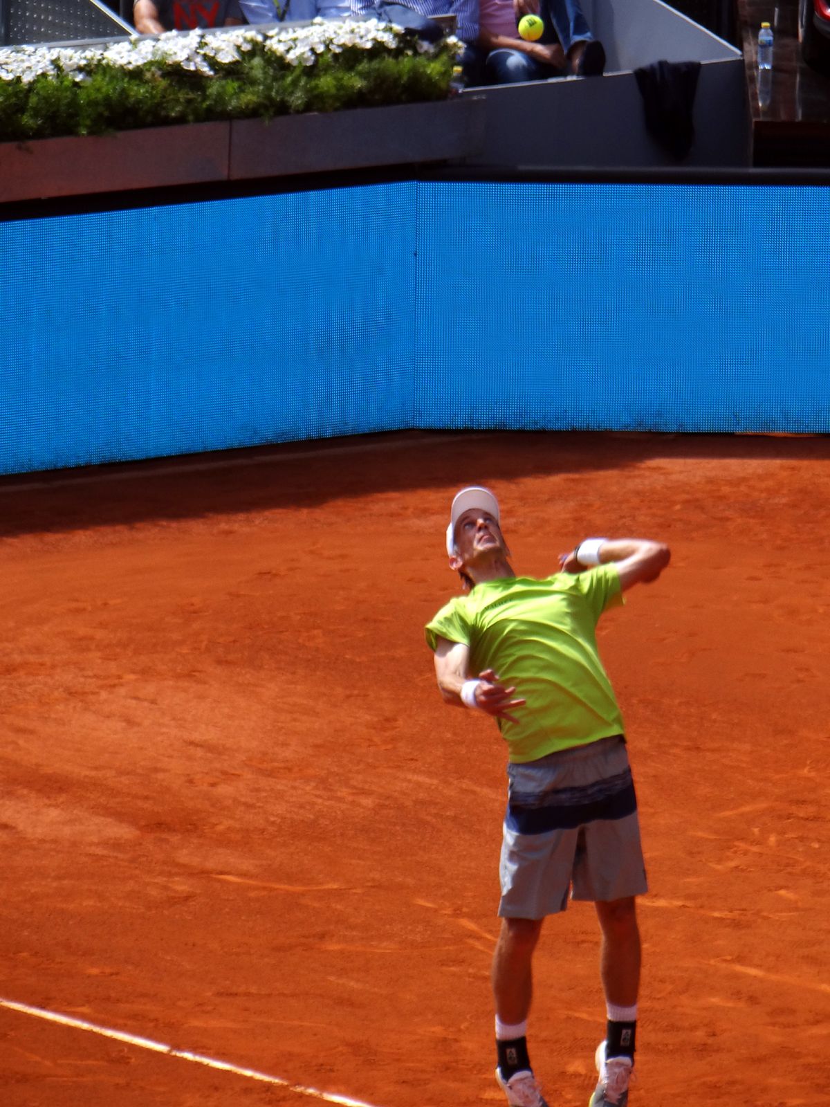 El tenista Jarkko Nieminen busca la pelota y parece "clamar" al cielo