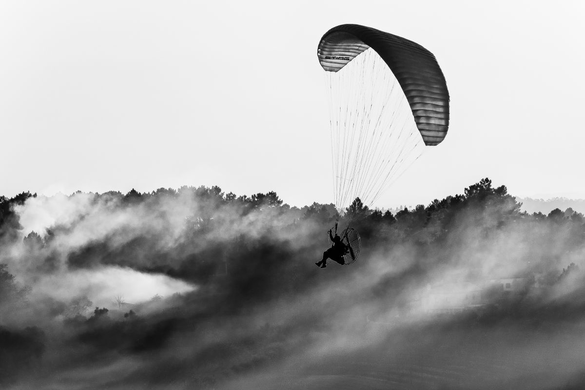 Parapente a motor na cidade de Viseu.