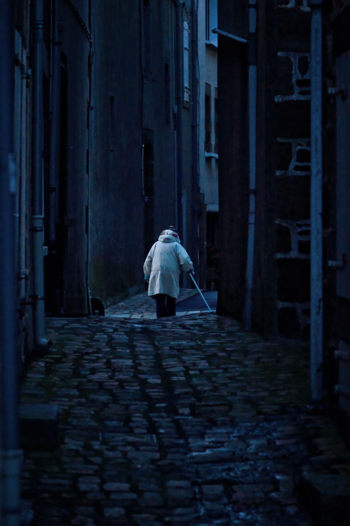 Dame se promenant dans les vieilles rue de Granville en Normandie