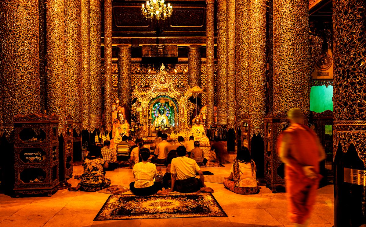 Beim Gebet in Myanmar