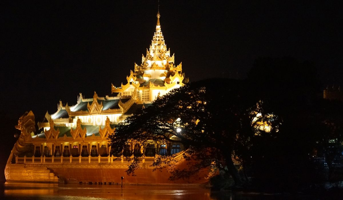 Lac Kandawgyi, copie de la barque royale