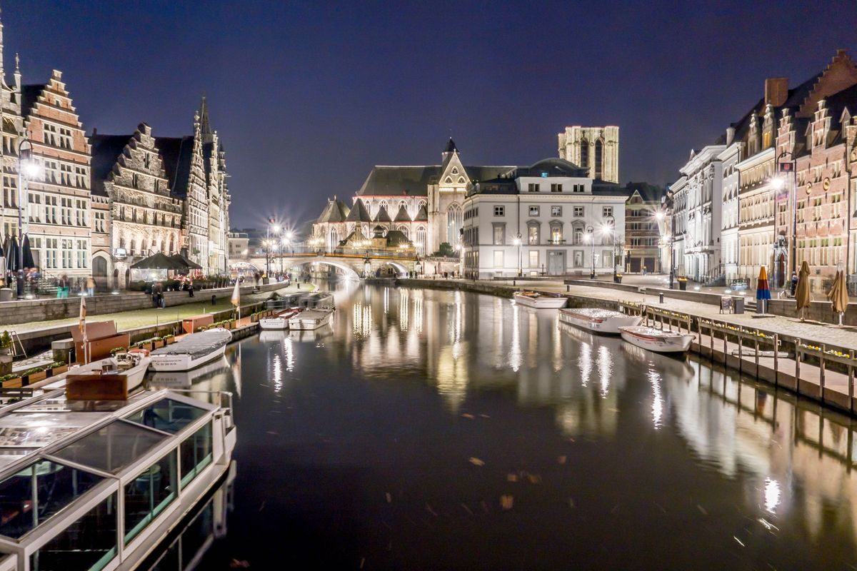 Een zaterdagavond in Gent. Ergens in de verte fotografeert iemand Gent vanuit een andere hoek.