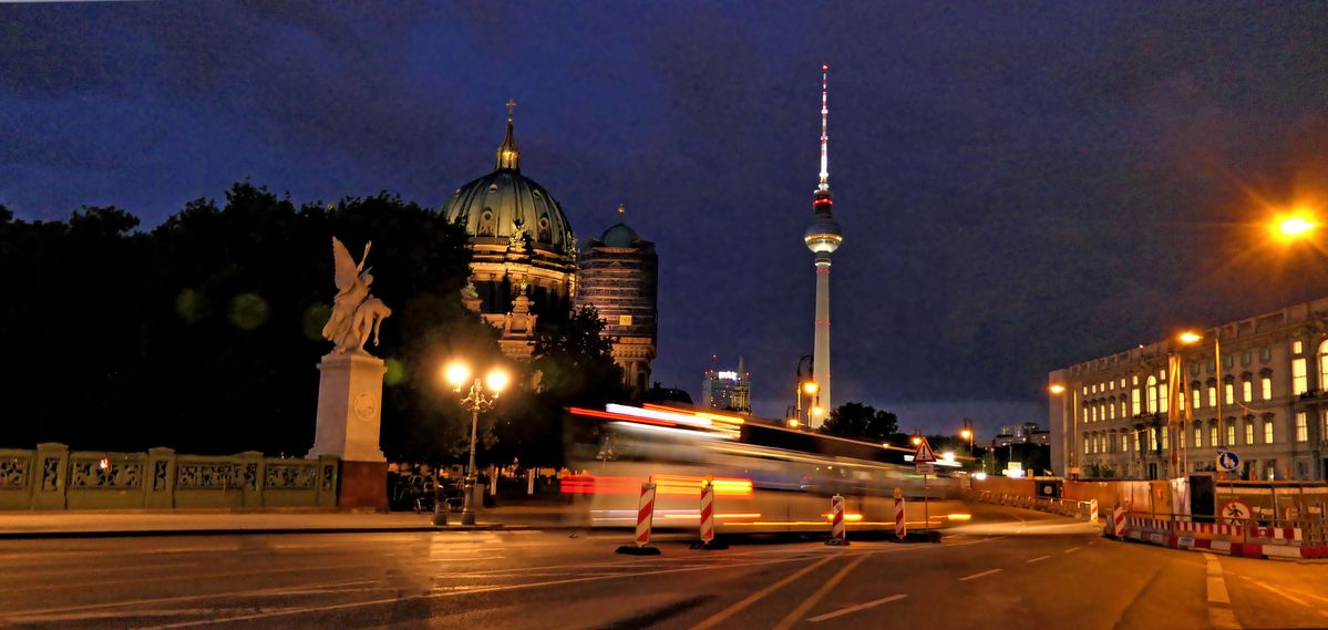 P2350246.jpgNachtaufnahme-von-Dom-leider-ohne-Stativ-fotografieren.jpg-Nachtaufnahme-mit-Dom-Fernsehturm-und-Seitenansicht-von-neuen-Schluss - Kopie (2).jpg