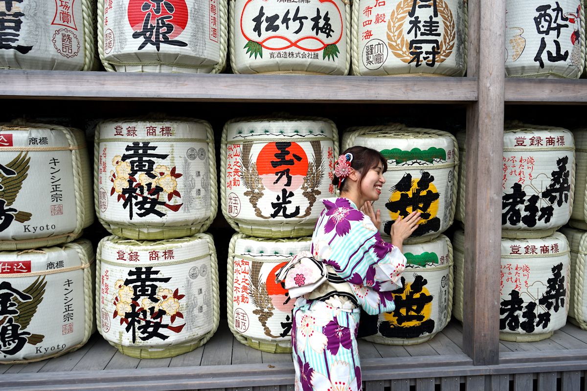 Bei einem Tempelbesuch in Kamakura konnte ich vor einer Sammlung Sake-Fässer dieses Foto erhaschen.