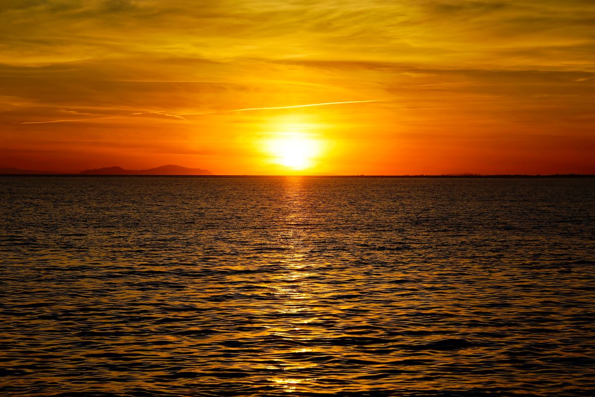 Ein Sonnenuntergang an Golf von Patras mit natürlicher Abendröte