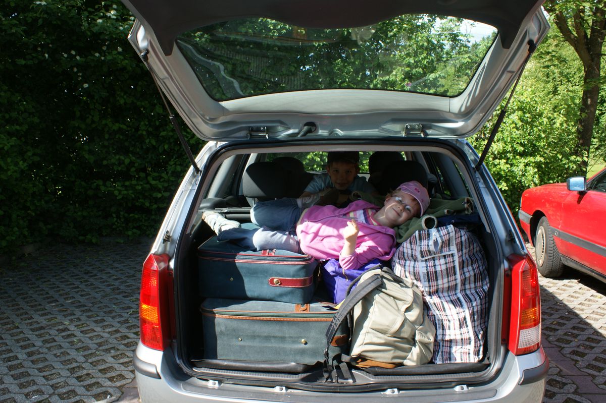 Pfingsturlaub ist gerettet. Der komplette Haushalt mit Kindern ist im Auto.