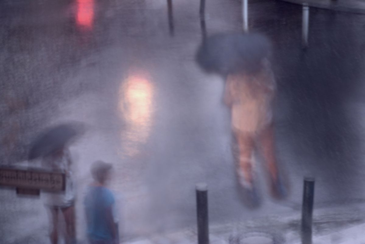 Strassenkreuzung im Regen