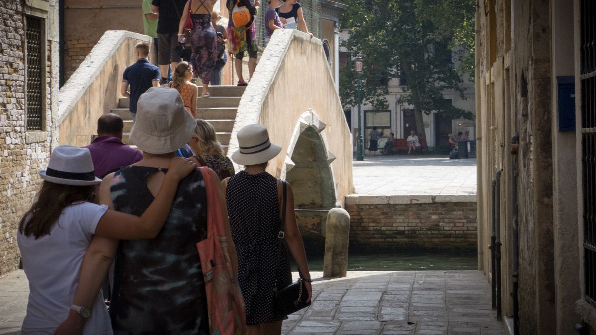 Tijdens een bezoek aan Venetië kwam dit koppeltje voorbij gelopen.